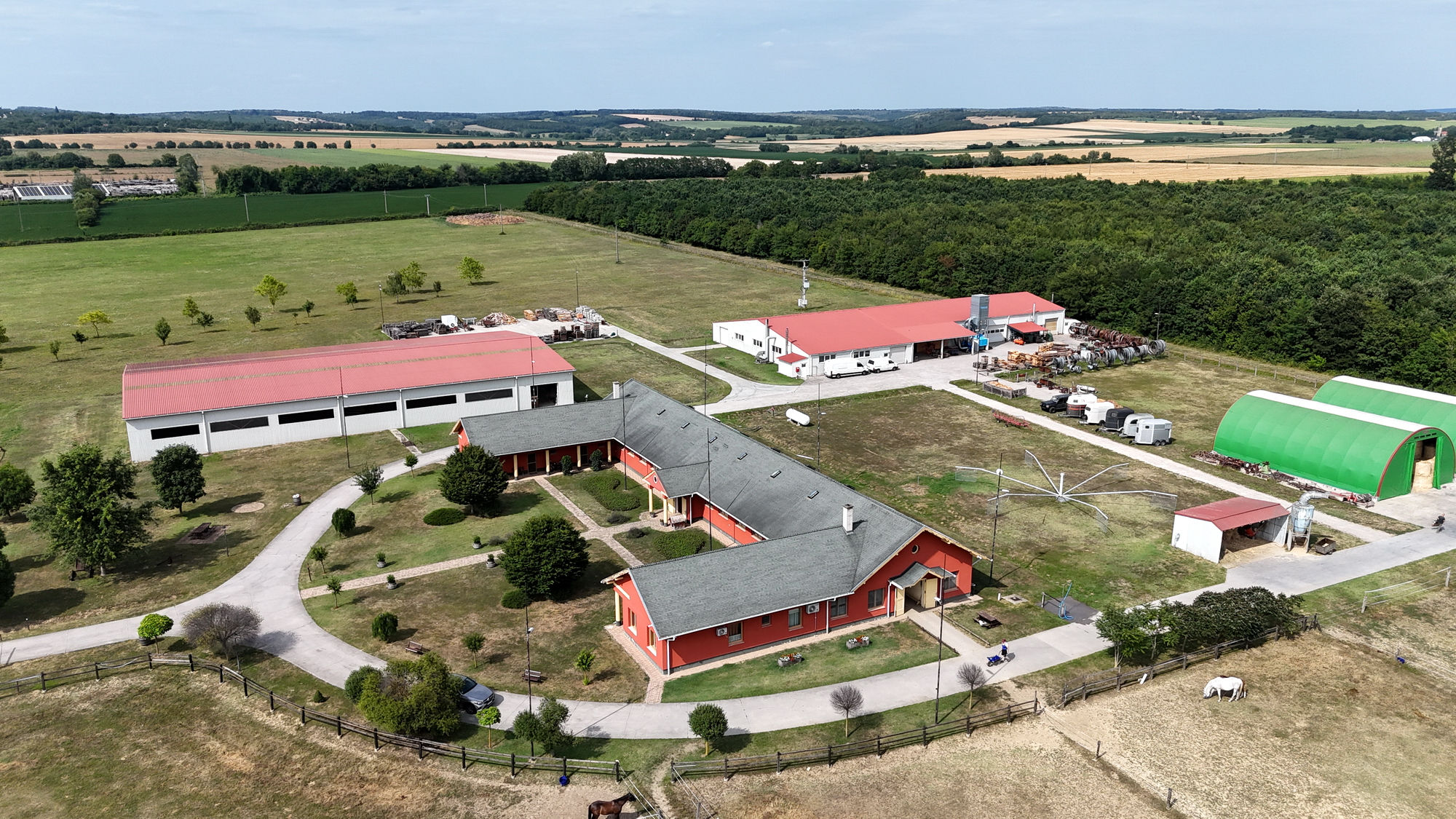 Modern paardencomplex met overdekte rijhal en actief houtbedrijf nabij Szigetvár