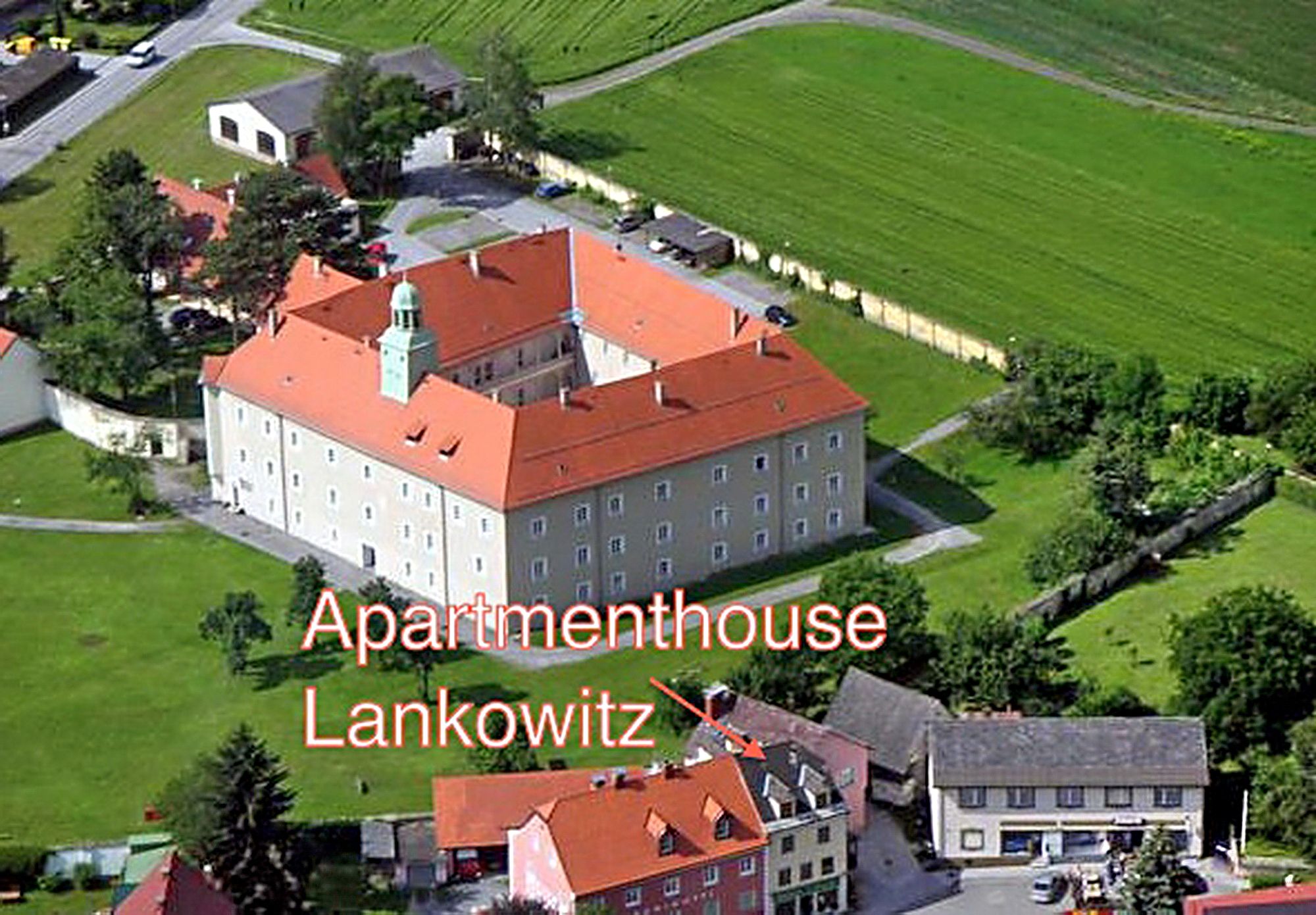 Mehrfamilienhaus, Café in Österreich